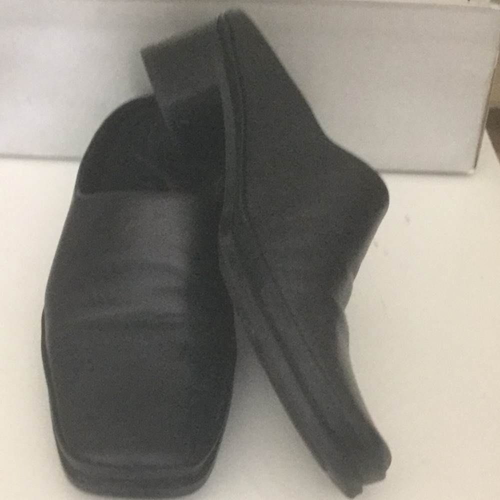 LIZ CLAIBORNE LEATHER SLIDE ONS, 6.5